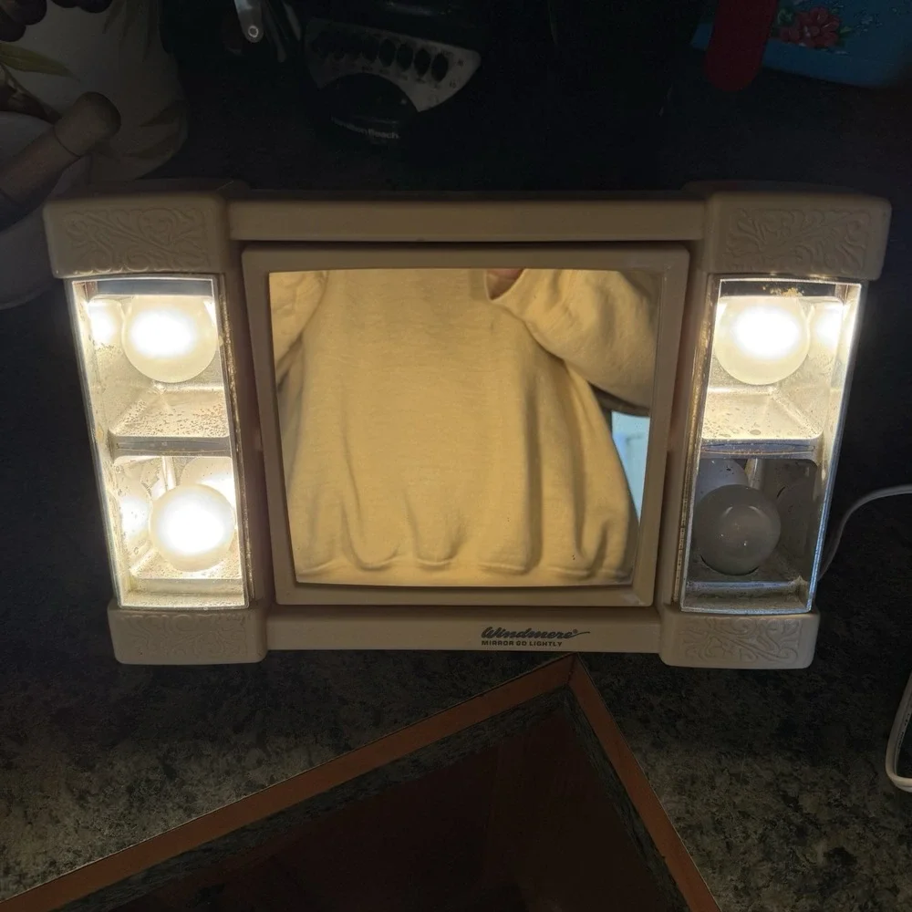 Windmere  Lighted Beige Vintage Tabletop Make-up Mirror Rectangular